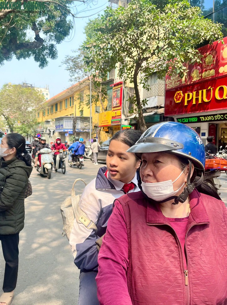 Người dân Hà Nội 'rồng rắn' xếp hàng mua vàng giá đỉnh hơn 100 triệu đồng- Ảnh 9.