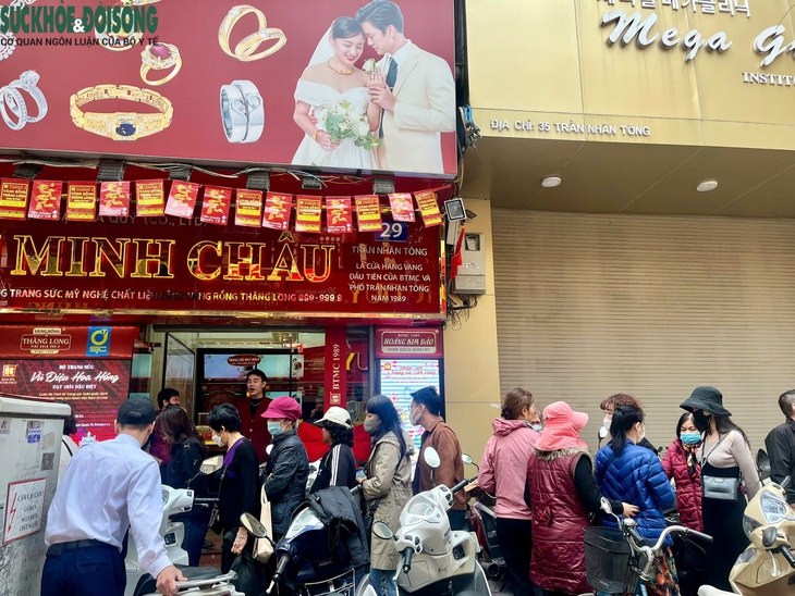 Người dân Hà Nội 'rồng rắn' xếp hàng mua vàng giá đỉnh hơn 100 triệu đồng- Ảnh 1.