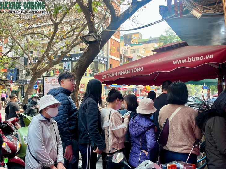 Người dân Hà Nội 'rồng rắn' xếp hàng mua vàng giá đỉnh hơn 100 triệu đồng- Ảnh 2.