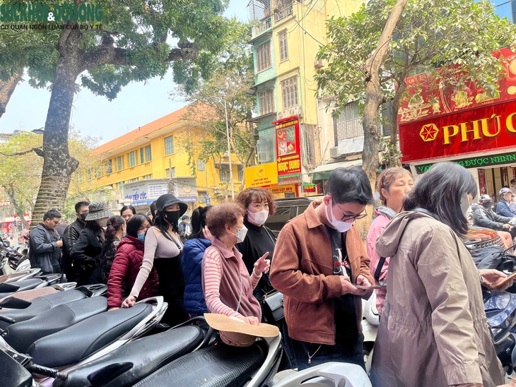 Người dân Hà Nội 'rồng rắn' xếp hàng mua vàng giá đỉnh hơn 100 triệu đồng- Ảnh 3.