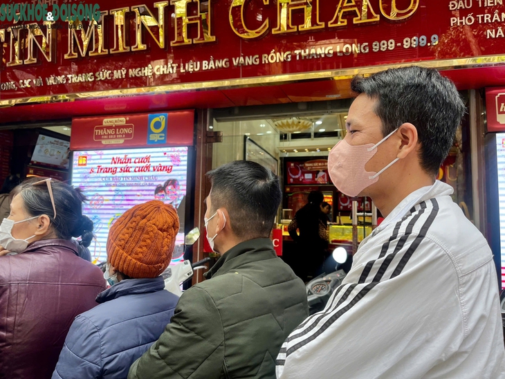 Người dân Hà Nội 'rồng rắn' xếp hàng mua vàng giá đỉnh hơn 100 triệu đồng- Ảnh 6.