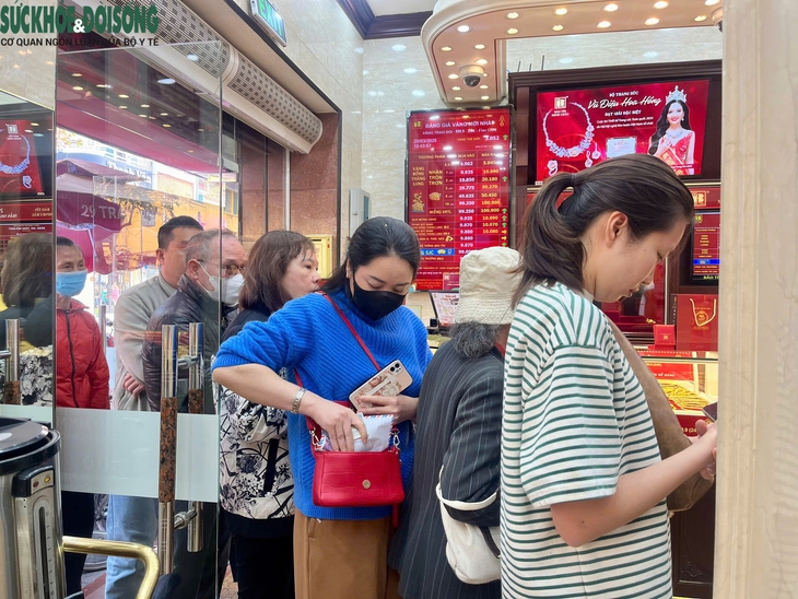Người dân Hà Nội 'rồng rắn' xếp hàng mua vàng giá đỉnh hơn 100 triệu đồng- Ảnh 7.