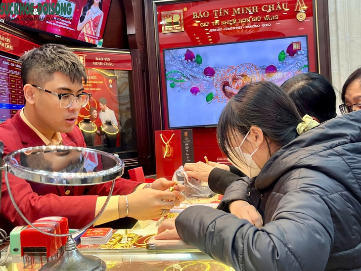 Người dân Hà Nội 'rồng rắn' xếp hàng mua vàng giá đỉnh hơn 100 triệu đồng- Ảnh 5.