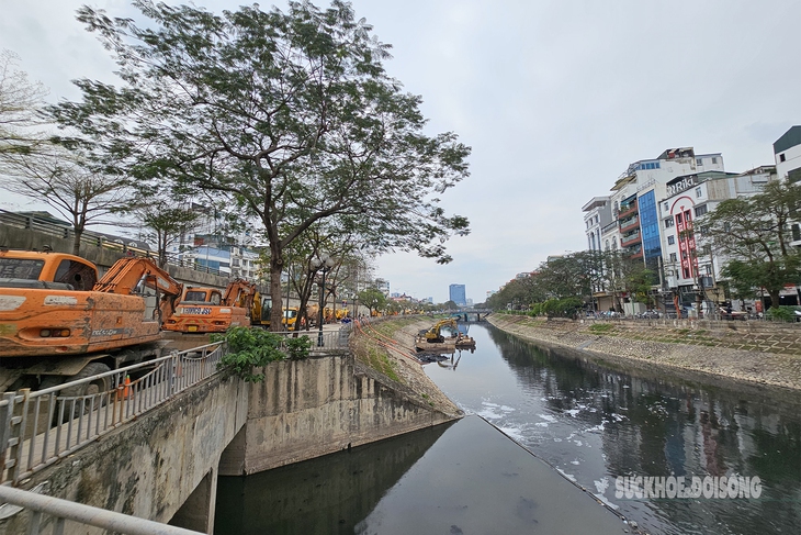 Cận cảnh quá trình xây đập dâng để ‘hồi sinh’ sông Tô Lịch- Ảnh 1.