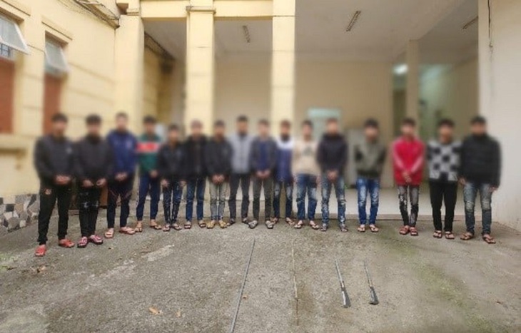 Hà Nội: Tạm giữ nhóm thanh thiếu niên mang dao quắm, tuýp sắt, lạng lách, đánh võng trên phố- Ảnh 1. Hà Nội: Tạm giữ nhóm thanh thiếu niên mang dao quắm, tuýp sắt, lạng lách, đánh võng trên phố- Ảnh 1.