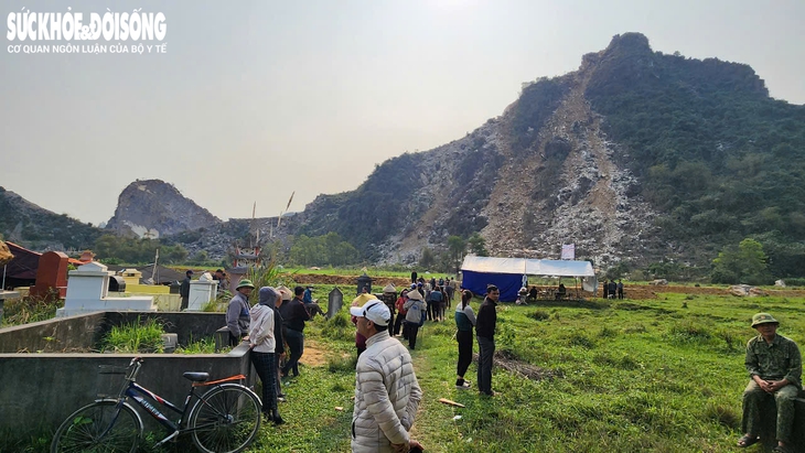 Vụ công ty khoáng sản nổ mìn ở Hà Nam: Hơn 30 ngôi mộ bị đá đè nát- Ảnh 3.