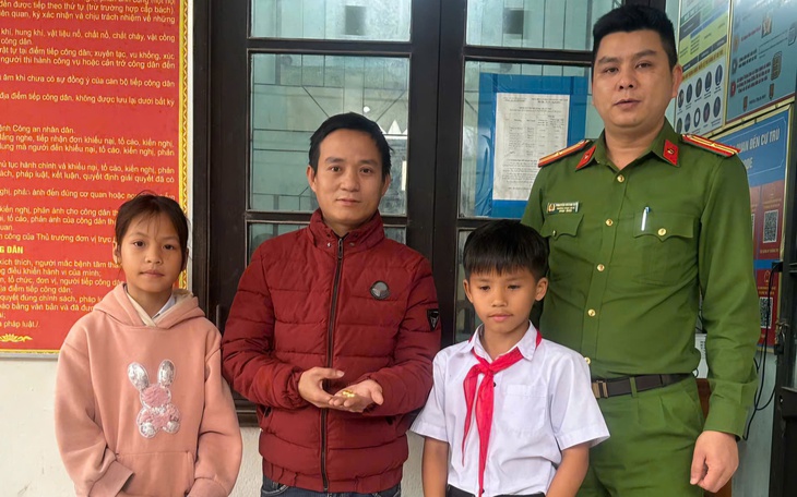 Nhặt được 10 chỉ vàng, hai học sinh lớp 4 nhờ công an trả lại người đánh rơi