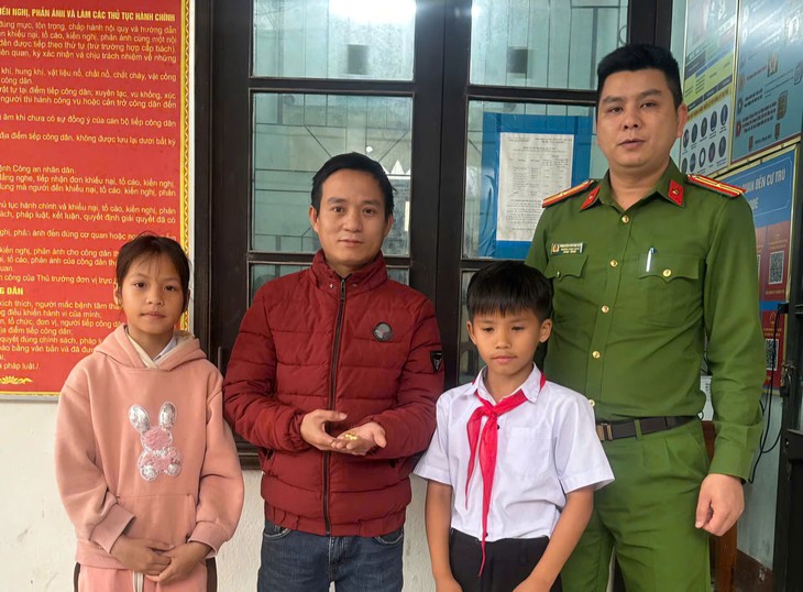 Nhặt được 10 chỉ vàng, hai học sinh lớp 4 nhờ công an trả lại người đánh rơi- Ảnh 1.