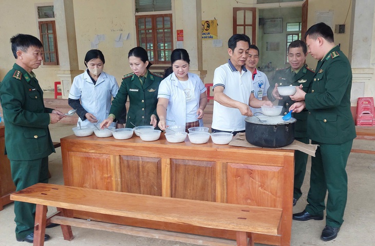 Y bác sĩ ‘đến từng ngõ, gõ từng nhà’ vận động tiêm phòng sởi và nấu cháo dinh dưỡng cho trẻ vùng cao- Ảnh 1. Y bác sĩ ‘đến từng ngõ, gõ từng nhà’ vận động tiêm phòng sởi và nấu cháo dinh dưỡng cho trẻ vùng cao- Ảnh 1.