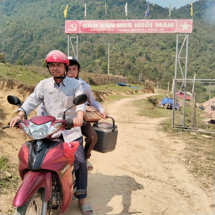 Y bác sĩ ‘đến từng ngõ, gõ từng nhà’ vận động tiêm phòng sởi và nấu cháo dinh dưỡng cho trẻ vùng cao- Ảnh 2. Y bác sĩ ‘đến từng ngõ, gõ từng nhà’ vận động tiêm phòng sởi và nấu cháo dinh dưỡng cho trẻ vùng cao- Ảnh 2.