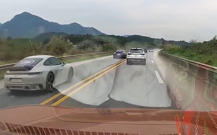 Cảnh sát đang xác minh đoàn siêu xe Porsche nối đuôi nhau vi phạm giao thông trên cao tốc