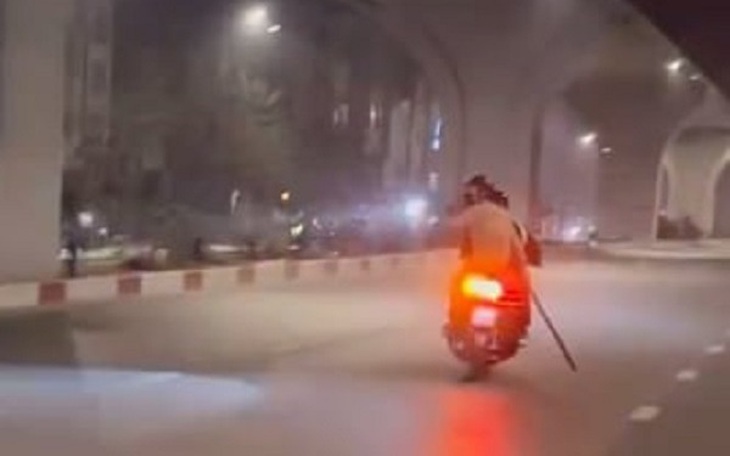 Nhóm thiếu niên "kẹp 3" cầm hung khí đe doạ công an khi bị truy bắt