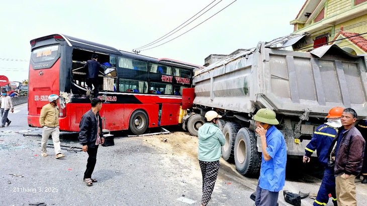Xe tải, xe khách lao vào nhà dân, 8 người bị thương- Ảnh 1.