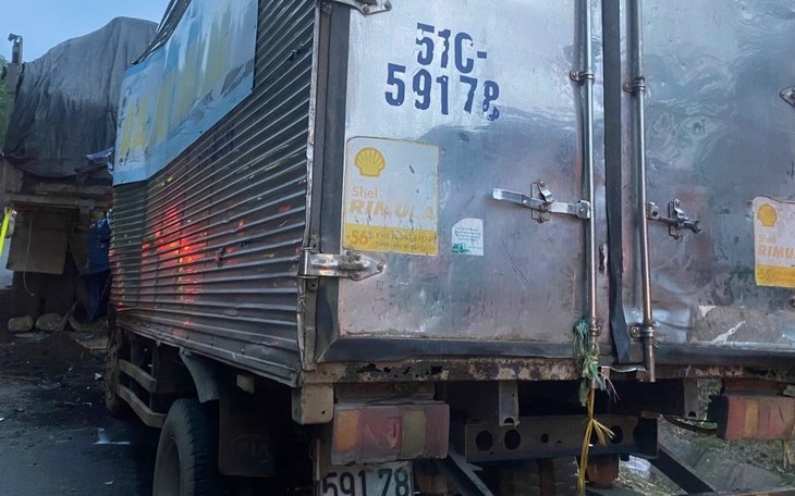 Tài xế và phụ xe tử vong sau cú tông vào đuôi xe tải