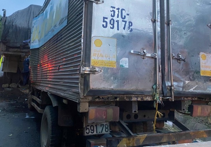 Tài xế và phụ xe tử vong sau cú tông vào đuôi xe tải- Ảnh 1. Tài xế và phụ xe tử vong sau cú tông vào đuôi xe tải- Ảnh 1.