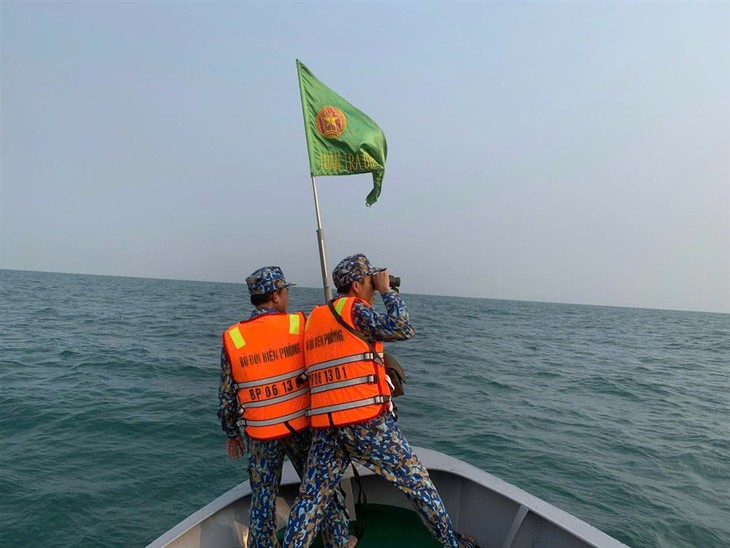 Trắng đêm chờ tin chồng con ngoài biển khơi- Ảnh 3. Trắng đêm chờ tin chồng con ngoài biển khơi- Ảnh 3.