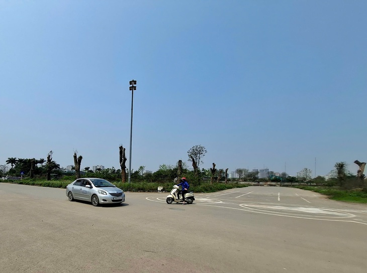 Công viên Chu Văn An rộng 55 ha là nơi đổ rác, trồng rau và tập lái xe?- Ảnh 8.