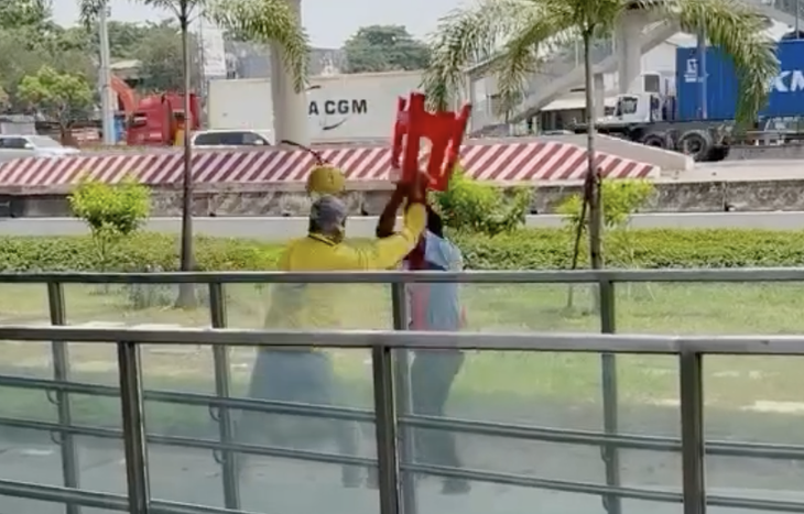 Bị nhắc không hút thuốc ở khu vực nhà ga Metro số 1 TPHCM, tài xế công nghệ xô xát với bảo vệ- Ảnh 1. Bị nhắc không hút thuốc ở khu vực nhà ga Metro số 1 TPHCM, tài xế công nghệ xô xát với bảo vệ- Ảnh 1.