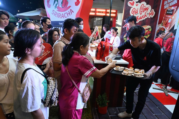 Du khách tò mò thưởng thức đại tiệc buffet bánh mì tại TP Hồ Chí Minh- Ảnh 5. Du khách tò mò thưởng thức đại tiệc buffet bánh mì tại TP Hồ Chí Minh- Ảnh 5.