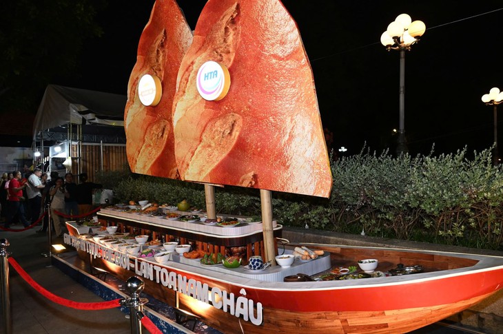 Du khách tò mò thưởng thức đại tiệc buffet bánh mì tại TP Hồ Chí Minh- Ảnh 8. Du khách tò mò thưởng thức đại tiệc buffet bánh mì tại TP Hồ Chí Minh- Ảnh 8.