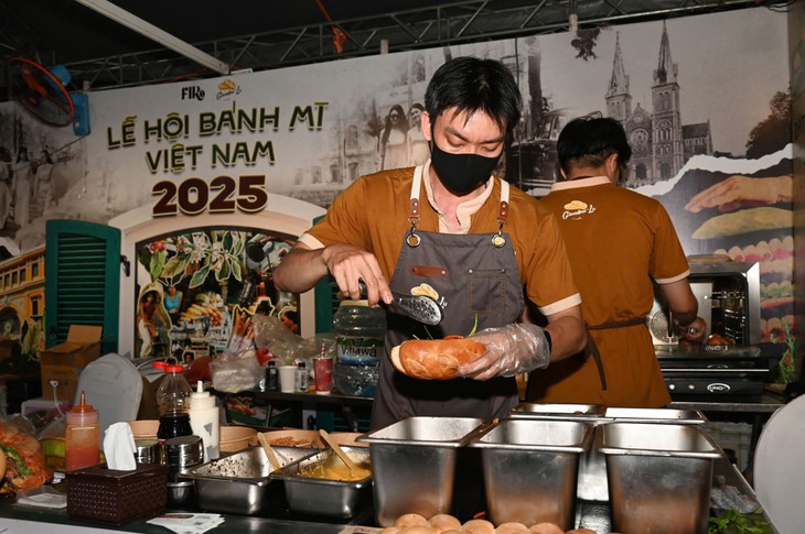 Du khách tò mò thưởng thức đại tiệc buffet bánh mì tại TP Hồ Chí Minh- Ảnh 7. Du khách tò mò thưởng thức đại tiệc buffet bánh mì tại TP Hồ Chí Minh- Ảnh 7.