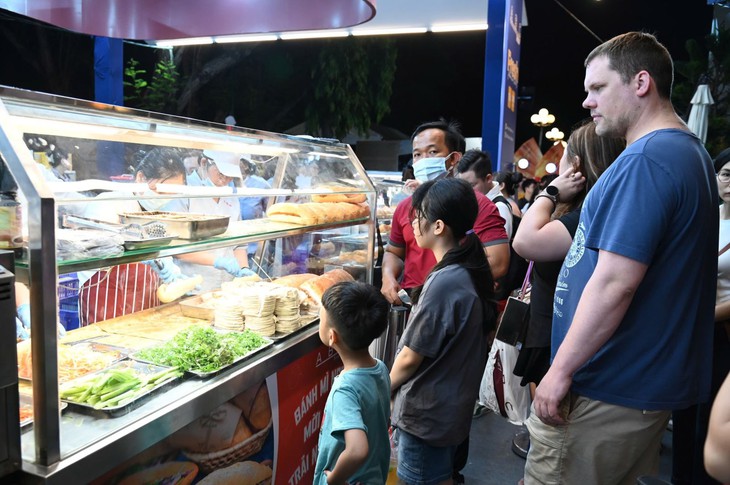 Du khách tò mò thưởng thức đại tiệc buffet bánh mì tại TP Hồ Chí Minh- Ảnh 6. Du khách tò mò thưởng thức đại tiệc buffet bánh mì tại TP Hồ Chí Minh- Ảnh 6.