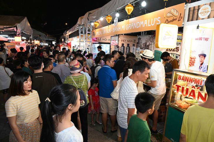 Du khách tò mò thưởng thức đại tiệc buffet bánh mì tại TP Hồ Chí Minh- Ảnh 11. Du khách tò mò thưởng thức đại tiệc buffet bánh mì tại TP Hồ Chí Minh- Ảnh 11.