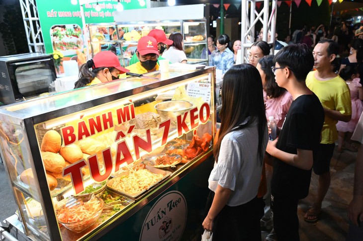 Du khách tò mò thưởng thức đại tiệc buffet bánh mì tại TP Hồ Chí Minh- Ảnh 10. Du khách tò mò thưởng thức đại tiệc buffet bánh mì tại TP Hồ Chí Minh- Ảnh 10.