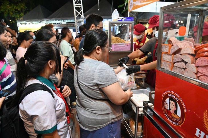 Du khách tò mò thưởng thức đại tiệc buffet bánh mì tại TP Hồ Chí Minh- Ảnh 9. Du khách tò mò thưởng thức đại tiệc buffet bánh mì tại TP Hồ Chí Minh- Ảnh 9.