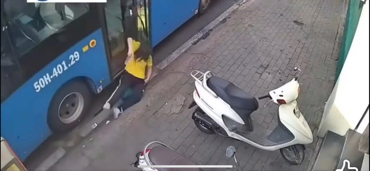 Nữ sinh ở TPHCM bị kéo ngã xuống đường do xe buýt đóng cửa quá sớm- Ảnh 2. Nữ sinh ở TPHCM bị kéo ngã xuống đường do xe buýt đóng cửa quá sớm- Ảnh 2.