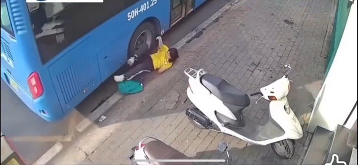 Nữ sinh ở TPHCM bị kéo ngã xuống đường do xe buýt đóng cửa quá sớm- Ảnh 1. Nữ sinh ở TPHCM bị kéo ngã xuống đường do xe buýt đóng cửa quá sớm- Ảnh 1.