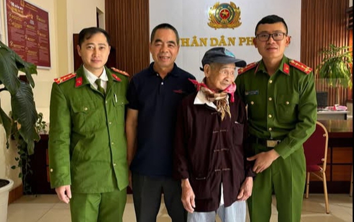 Công an đưa thanh niên nằm bất tỉnh giữa đường đi cấp cứu trong đêm- Ảnh 3.