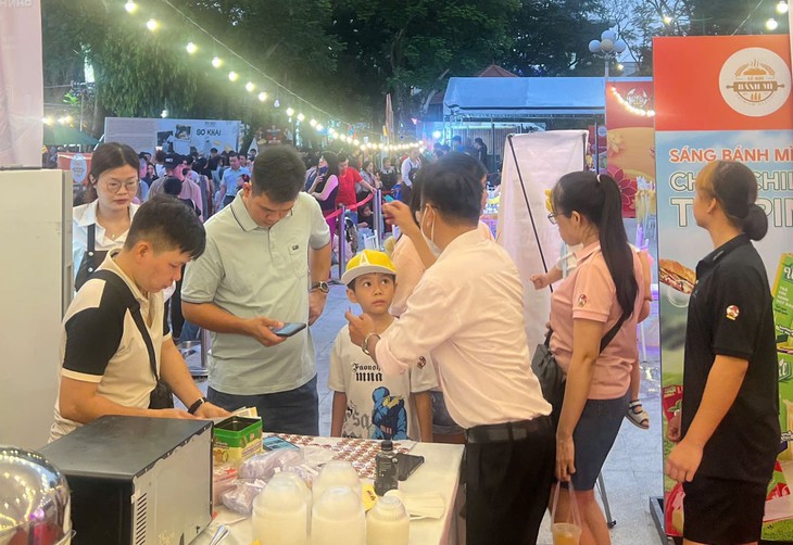 Du khách tò mò thưởng thức đại tiệc buffet bánh mì tại TP Hồ Chí Minh- Ảnh 2. Du khách tò mò thưởng thức đại tiệc buffet bánh mì tại TP Hồ Chí Minh- Ảnh 2.