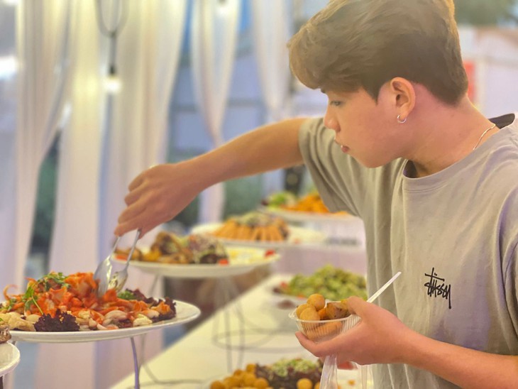 Du khách tò mò thưởng thức đại tiệc buffet bánh mì tại TP Hồ Chí Minh- Ảnh 4. Du khách tò mò thưởng thức đại tiệc buffet bánh mì tại TP Hồ Chí Minh- Ảnh 4.
