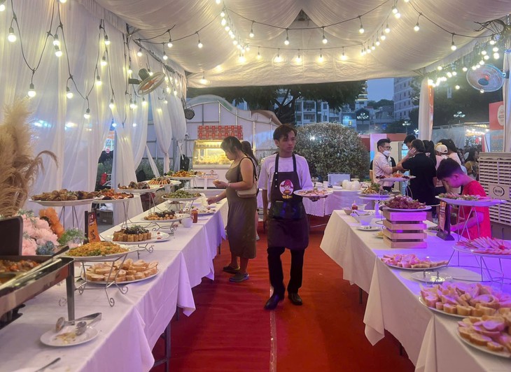 Du khách tò mò thưởng thức đại tiệc buffet bánh mì tại TP Hồ Chí Minh- Ảnh 1. Du khách tò mò thưởng thức đại tiệc buffet bánh mì tại TP Hồ Chí Minh- Ảnh 1.