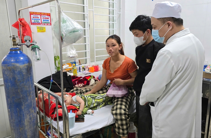 Chị Lầu Y X., ở bản Na Ni, xã Huồi Tụ (huyện Kỳ Sơn) đâng chăm con giá mắc bệnh sởi tại Bệnh viện Sản Nhi Nghệ An.