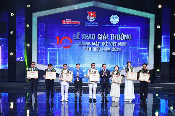 Thủ tướng Phạm Minh Chính dự Lễ trao giải thưởng Gương mặt trẻ Việt Nam tiêu biểu năm 2024- Ảnh 10.