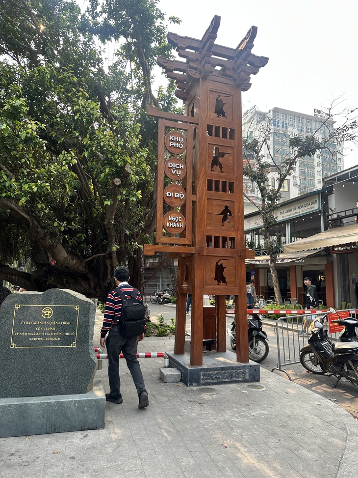 Phố đi bộ đầu tư gần 30 tỷ đồng ở Hà Nội đìu hiu ngày cuối tuần- Ảnh 3. Phố đi bộ đầu tư gần 30 tỷ đồng ở Hà Nội đìu hiu ngày cuối tuần- Ảnh 3.