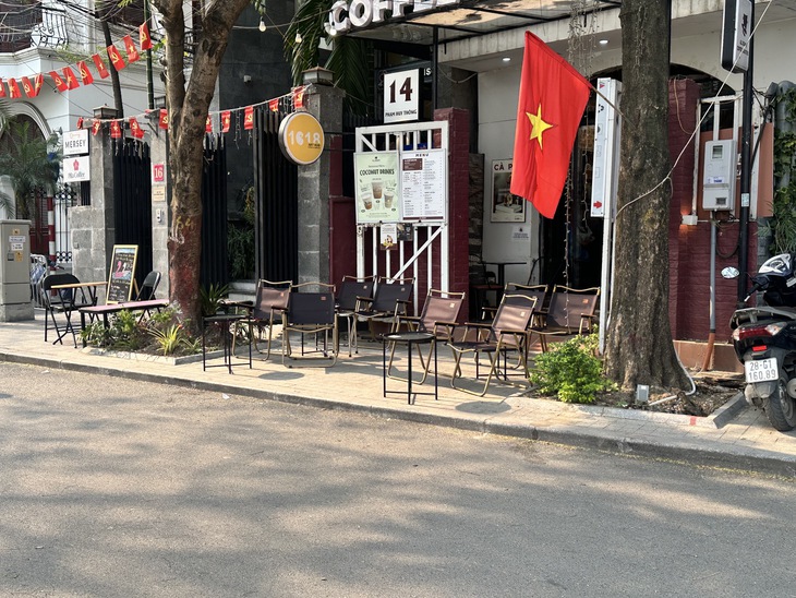 Phố đi bộ đầu tư gần 30 tỷ đồng ở Hà Nội đìu hiu ngày cuối tuần- Ảnh 1. Phố đi bộ đầu tư gần 30 tỷ đồng ở Hà Nội đìu hiu ngày cuối tuần- Ảnh 1.