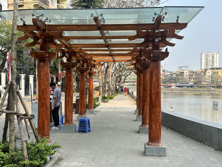 Phố đi bộ đầu tư gần 30 tỷ đồng ở Hà Nội đìu hiu ngày cuối tuần- Ảnh 2. Phố đi bộ đầu tư gần 30 tỷ đồng ở Hà Nội đìu hiu ngày cuối tuần- Ảnh 2.