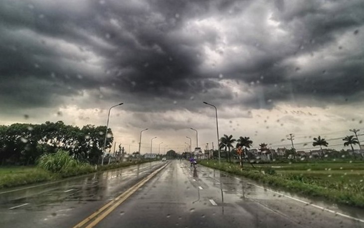 Nhiều khu vực có mưa dông, lốc sét vào đêm nay