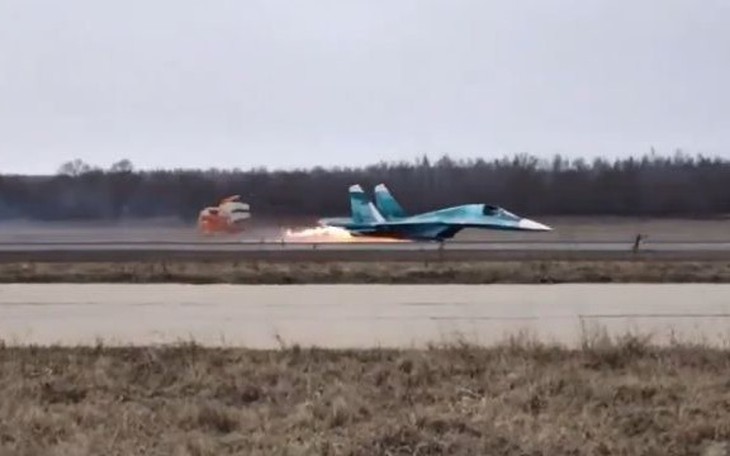 Khoảnh khắc Su-34 Nga hạ cánh ngoạn mục bằng bụng