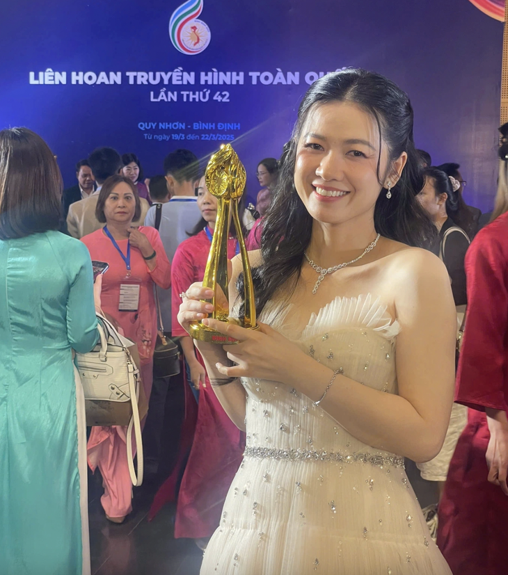Nữ diễn viên vừa giành giải nữ chính xuất sắc tại Liên hoan truyền hình toàn quốc là ai?- Ảnh 1. Nữ diễn viên vừa giành giải nữ chính xuất sắc tại Liên hoan truyền hình toàn quốc là ai?- Ảnh 1.
