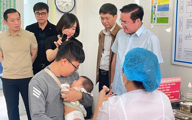 Bộ Y tế kiểm tra tiến độ chiến dịch tiêm vaccine phòng sởi tại Hà Nội