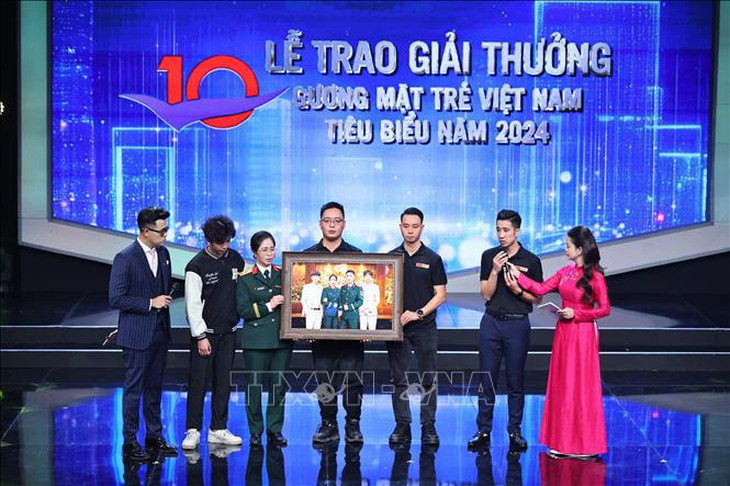 Thủ tướng Phạm Minh Chính dự Lễ trao giải thưởng Gương mặt trẻ Việt Nam tiêu biểu năm 2024- Ảnh 6.