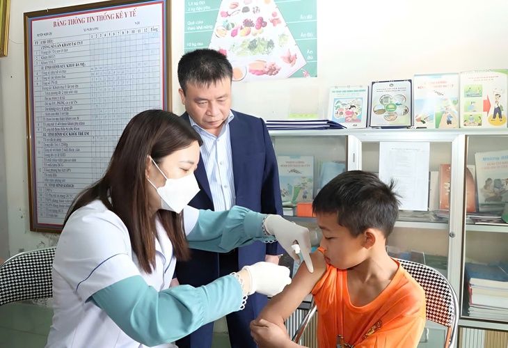 TS.BS Chu Trọng Trang - Giám đốc Trung tâm kiểm soát bệnh tật Nghệ An kiểm tra công tác tiêm vaccine sởi trên địa bàn.