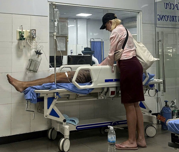 Nhờ công an, một du khách Nga bị động kinh qua cơn nguy kịch- Ảnh 1.