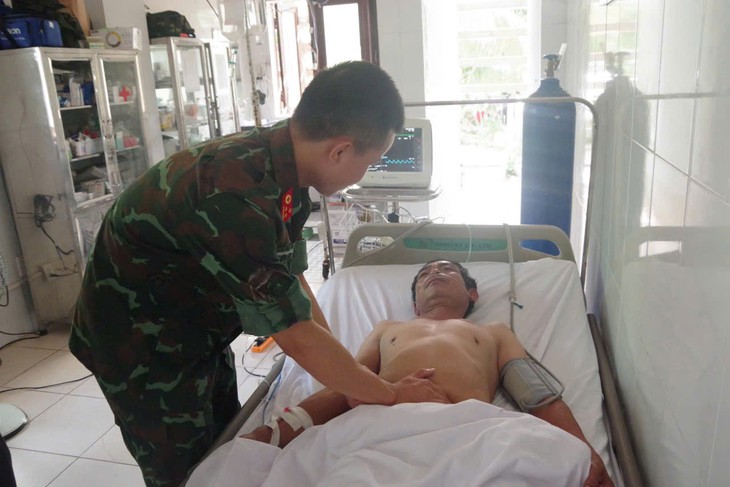Bệnh xá đảo Trường Sa cấp cứu ngư dân bị xuất huyết tiêu hóa- Ảnh 1.