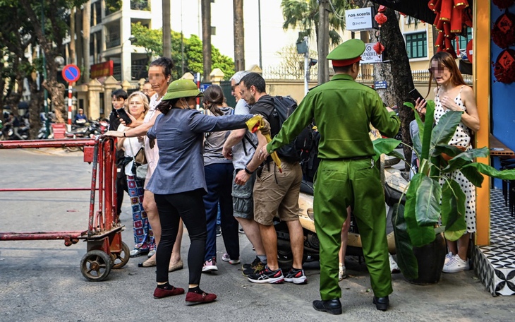 Mời nhiều du khách ra khỏi phố cà phê đường tàu