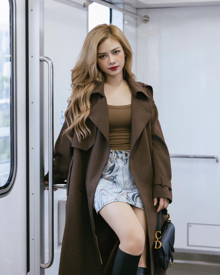 Nhan sắc Dương Hoàng Yến, nữ ca sĩ mới nhập viện vì liệt dây thần kinh số 7- Ảnh 4.